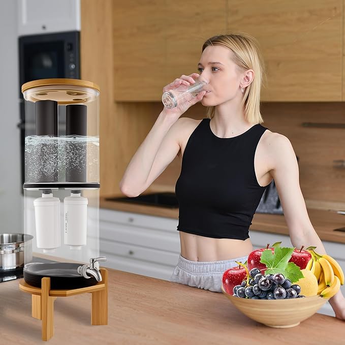 Gravity-Fed Water Filter System, Glass water filter, Glass Countertop Water Filtration Dispenser, with Wooden Stand and 2 Filters, 2.25 Gallon，for Home and Office